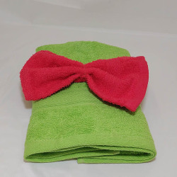 prénom brodé sur ensemble serviette verte+ gant rouge