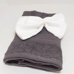 prénom brodé sur ensemble serviette grise+ gant blanc