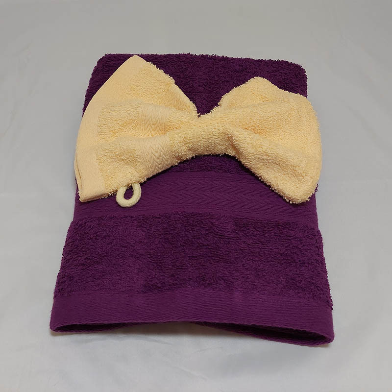 prénom brodé sur ensemble serviette violet+ gant jaune