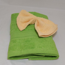 prénom brodé sur ensemble serviette verte+ gant jaune