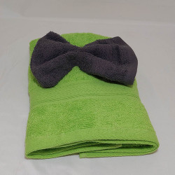 prénom brodé sur ensemble serviette verte+ gant gris